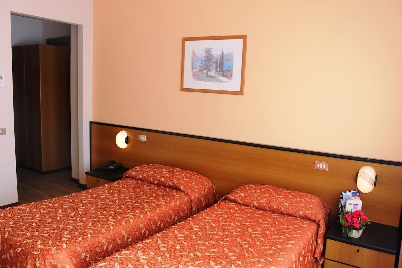 Aries Hotel Леза Екстериор снимка