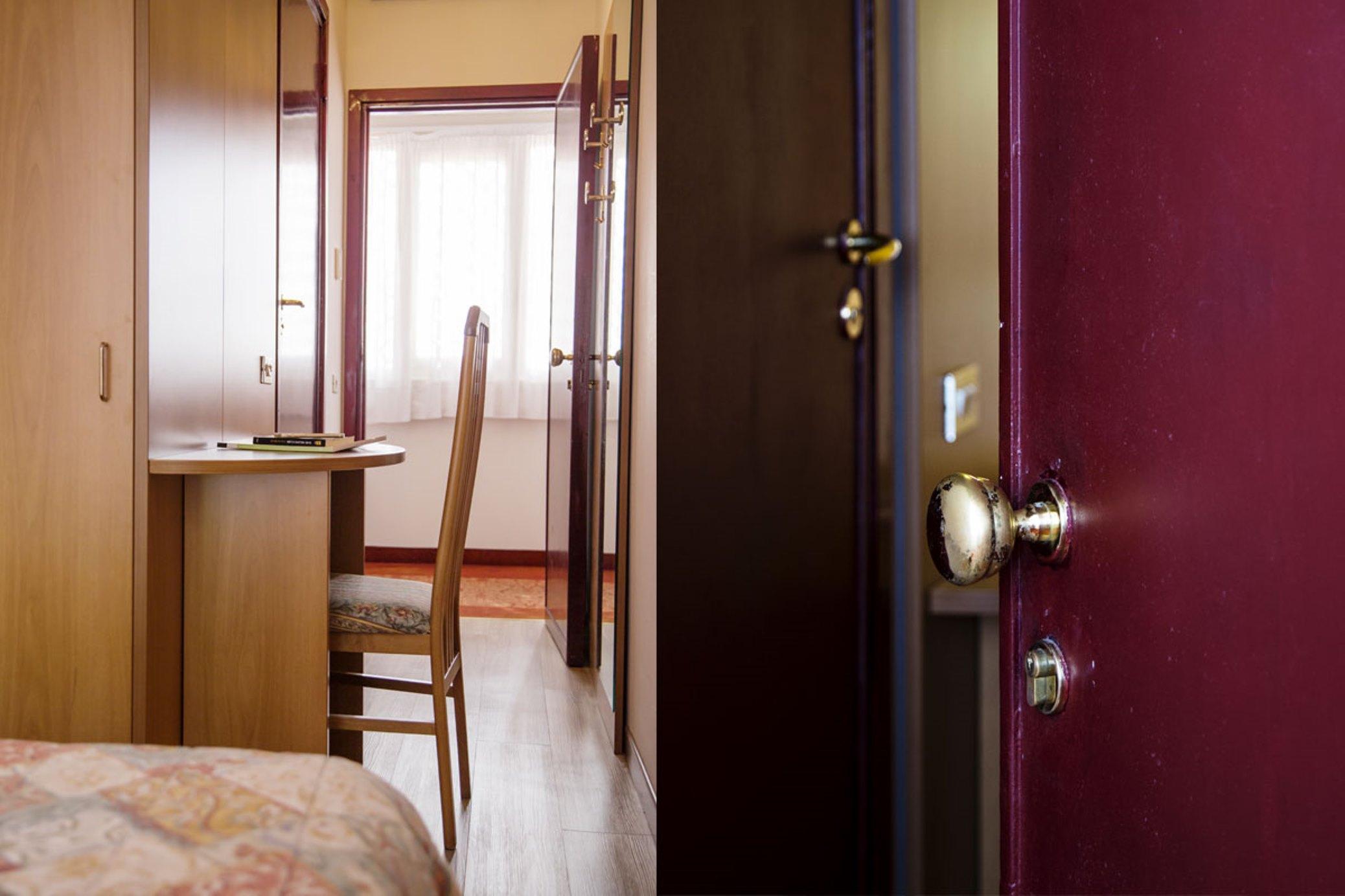 Aries Hotel Леза Екстериор снимка
