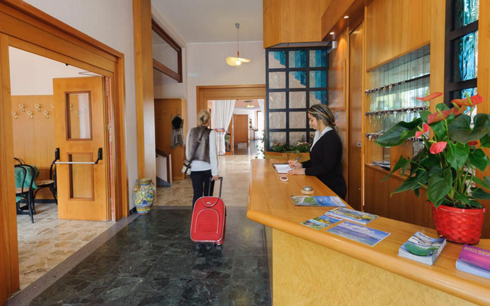Aries Hotel Леза Екстериор снимка