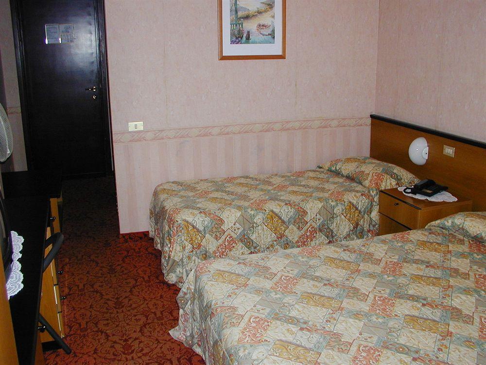 Aries Hotel Леза Екстериор снимка
