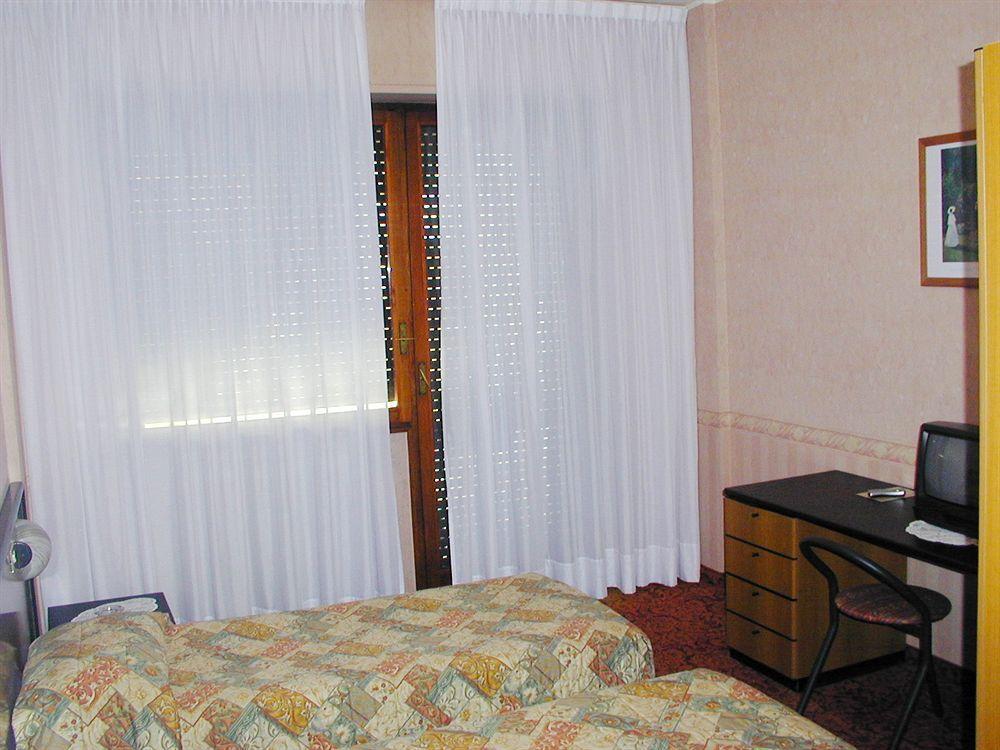 Aries Hotel Леза Екстериор снимка