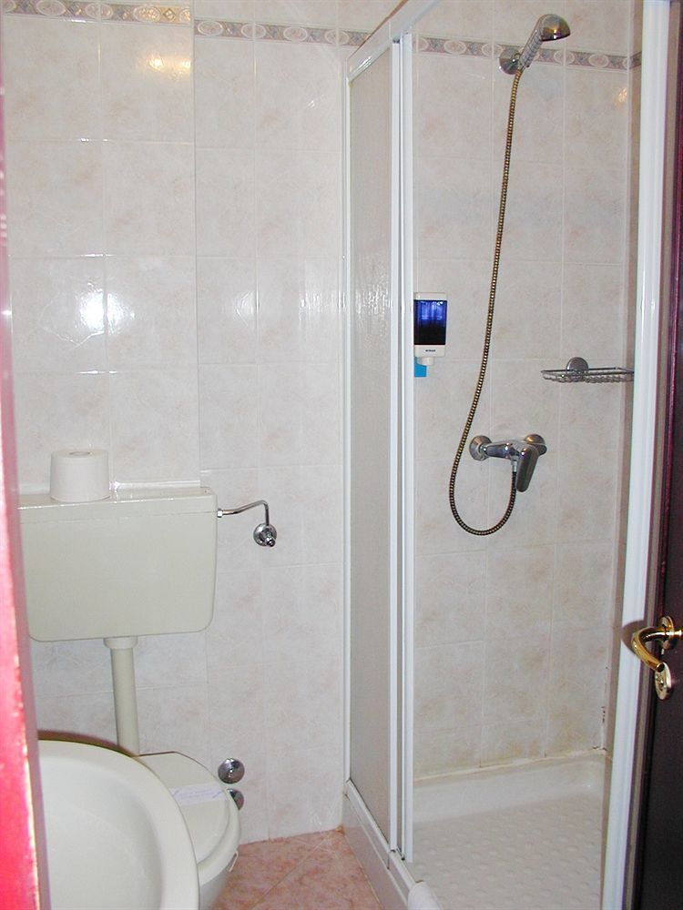 Aries Hotel Леза Екстериор снимка