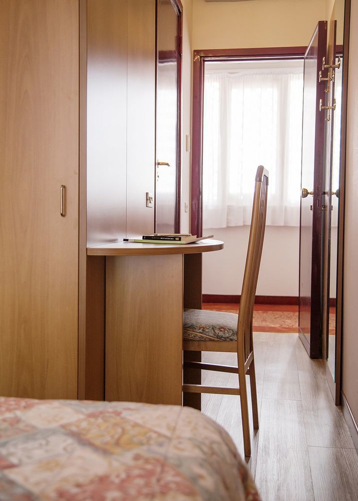 Aries Hotel Леза Екстериор снимка