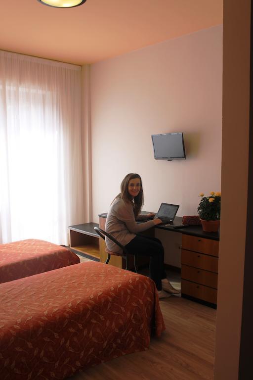 Aries Hotel Леза Екстериор снимка