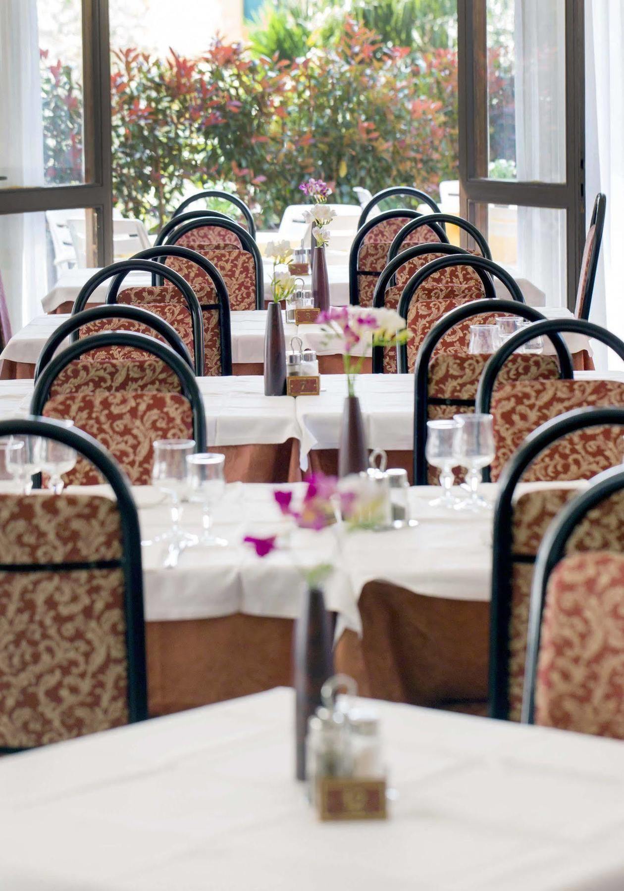 Aries Hotel Леза Екстериор снимка