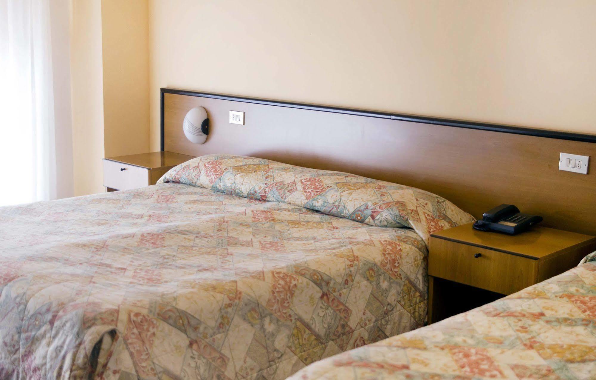 Aries Hotel Леза Екстериор снимка