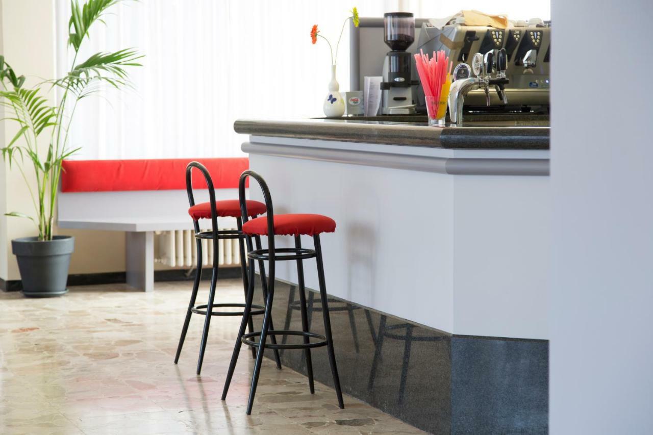 Aries Hotel Леза Екстериор снимка