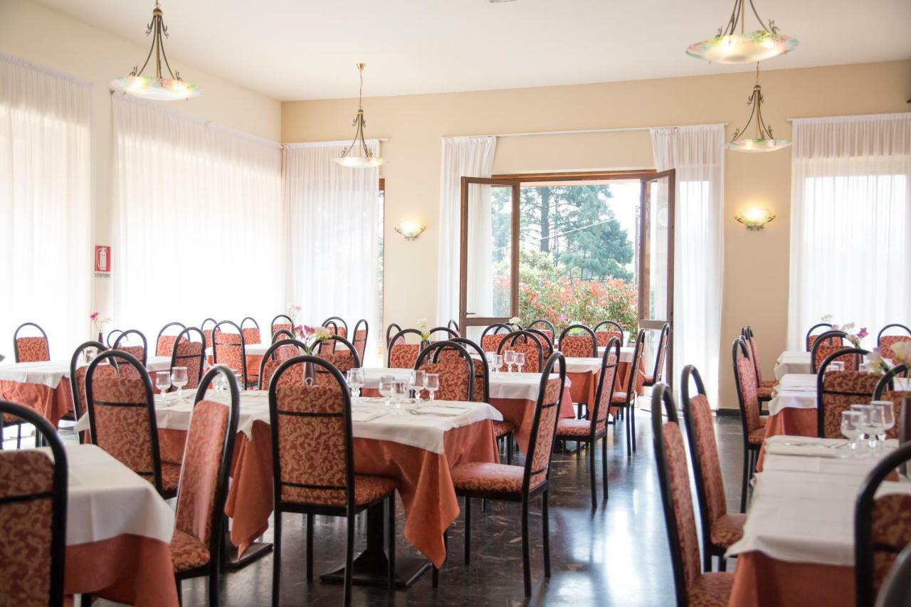Aries Hotel Леза Екстериор снимка