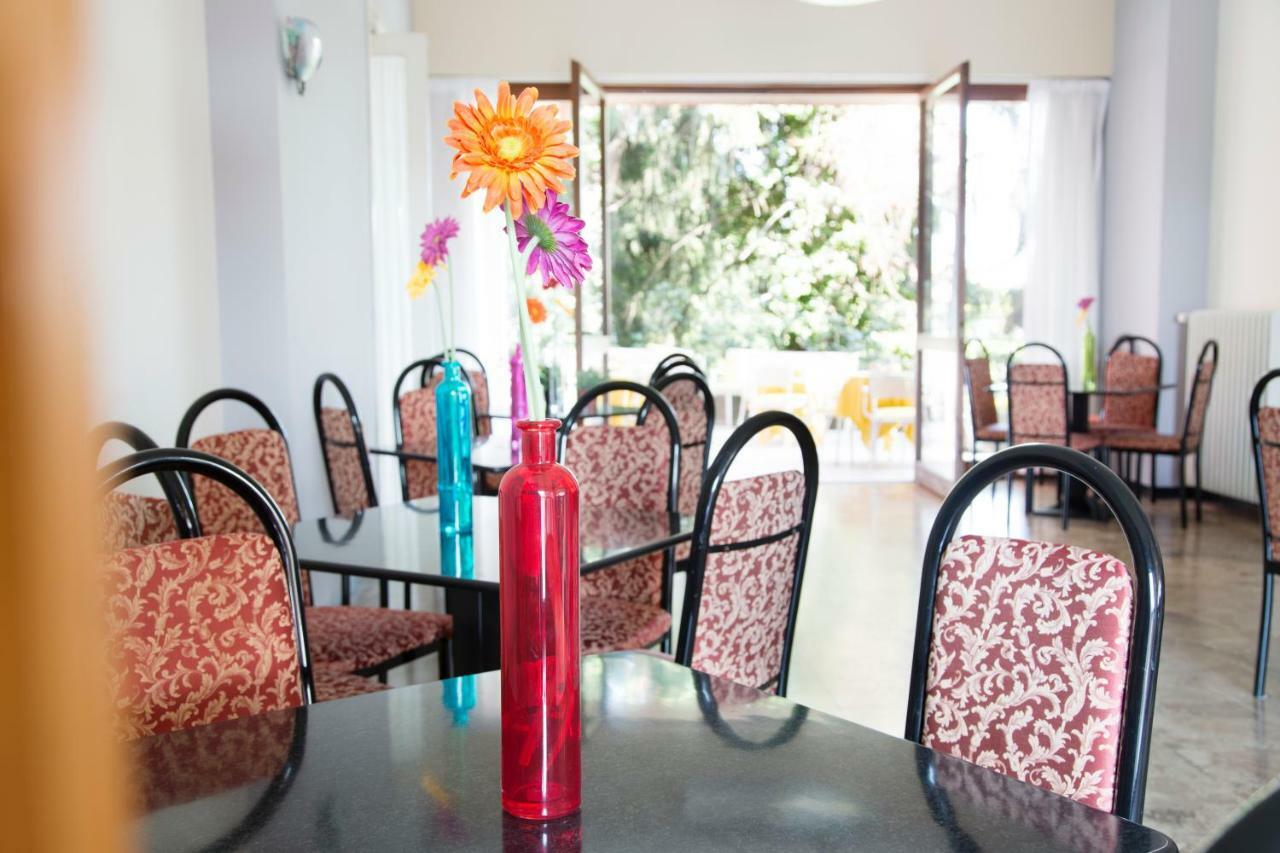 Aries Hotel Леза Екстериор снимка