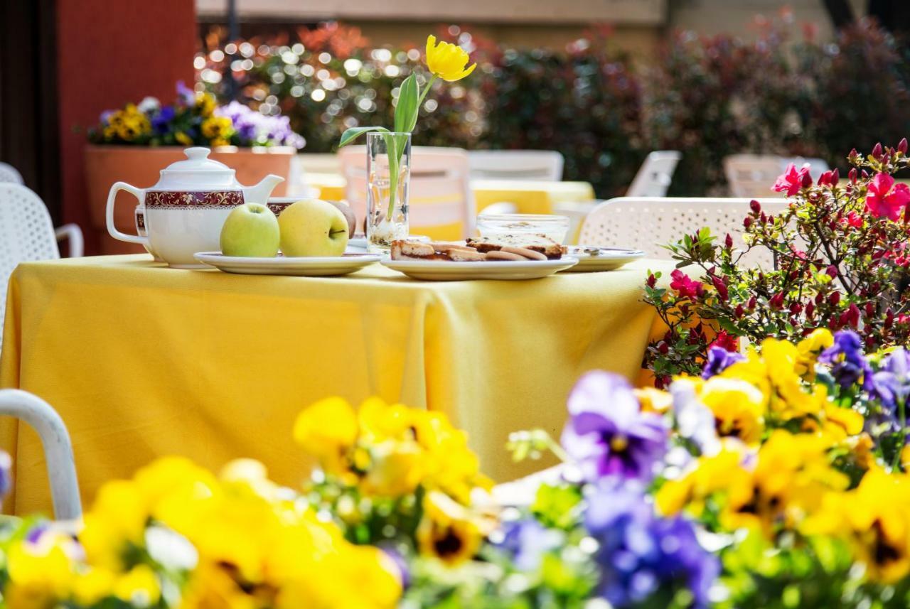 Aries Hotel Леза Екстериор снимка