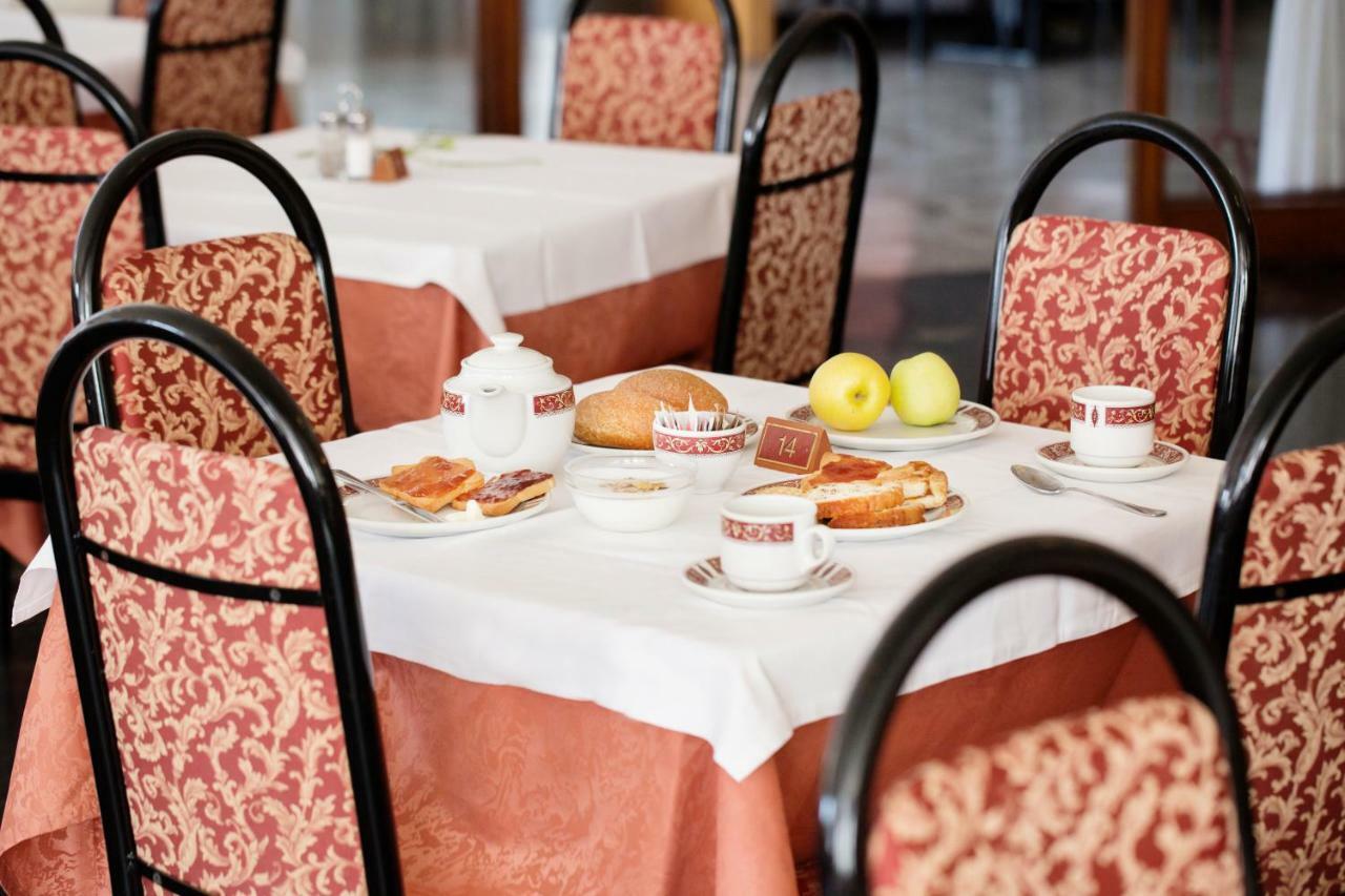 Aries Hotel Леза Екстериор снимка
