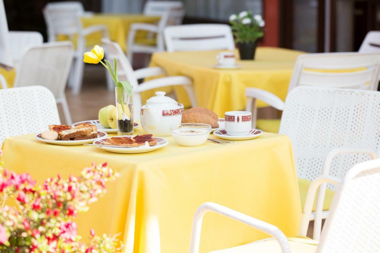 Aries Hotel Леза Екстериор снимка
