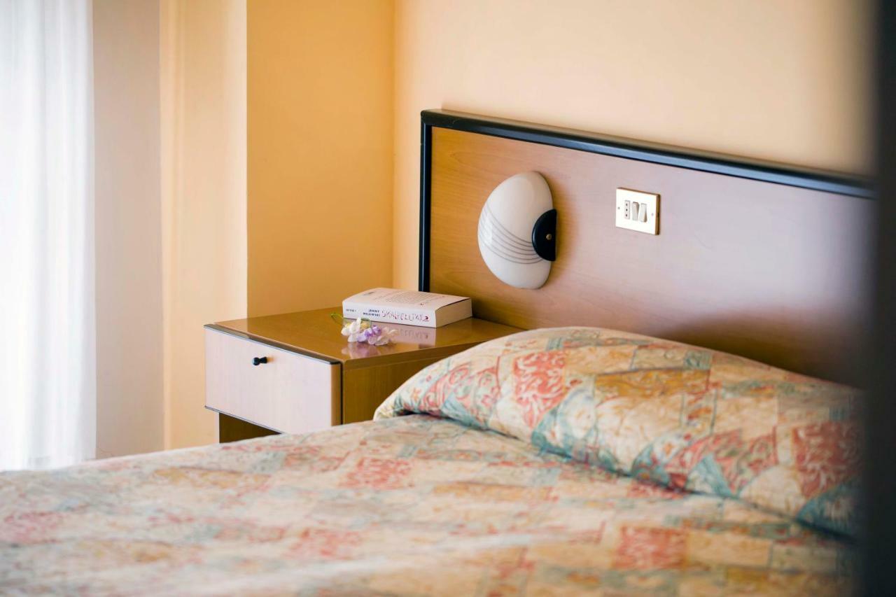 Aries Hotel Леза Екстериор снимка
